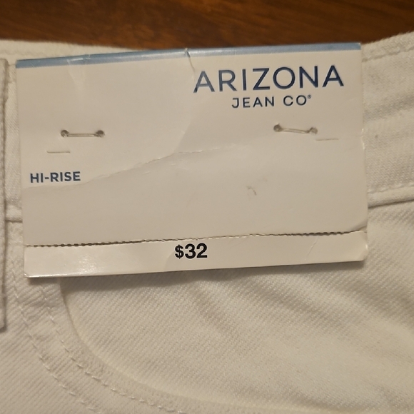 NWT Arizona Jean Company Women's Bright White Jean Shorts - Picture 2 of 7